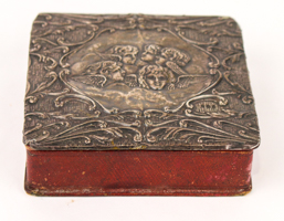 An early 20th century leather bound trinket box featuring a sterling silver topped lid hallmarked for Green & Cadbury Ltd (Birmingham, England), c.1906, with Reynolds cherubs Repoussé design